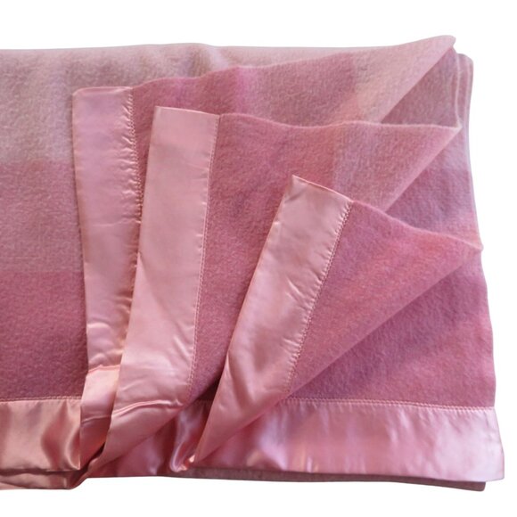Vintage St. Marys Twin Wool Blanket Pink Hombre with Satin Trim 68" X 91" - Picture 4 of 11